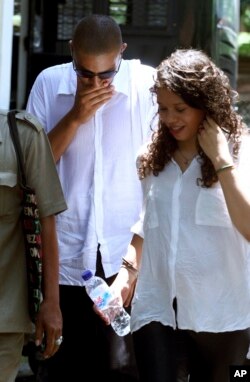 Heather Mack (kanan) dan Tommy Schaefer saat tiba di Pengadilan Negeri Denpasar, Bali, untuk menjalani persidangan, 21 Januari 2015. (Foto: Firdia Lisnawati/AP)
