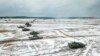 Beberapa tank tampak bergerak di wilayah Brestsky, Belarus, dalam latihan militer gabungan antara Rusia dan Belarus pada 4 Februari 2022. (Foto: Russian Defense Ministry Press Service via AP)