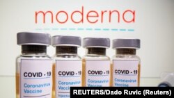 具有莫德纳标识的新冠病毒疫苗。