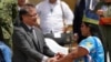 Presiden Kolombia Gustavo Petro menjabat tangan pemimpin masyarakat adat yang berpartisipasi dalam pencarian empat orang anak yang hilang di hutan Amazon, dalam sebauah acara di Bogota, pada 26 Juni 2023. (Foto: AP/Fernando Vergara) 