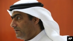 FILE - Aktivis hak asasi manusia Ahmed Mansoor berbicara kepada jurnalis Associated Press di Ajman, Uni Emirat Arab, 25 Agustus 2016.