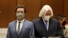El actor Danny Masterson (izq.) junto a su abogado Thomas Mesereau mientras es procesado por tres cargos de violación en incidentes separados entre 2001 y 2003, en el Tribunal Superior de Los Ángeles, California, EEUU, el 18 de septiembre de 2020.