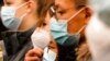 Para siswa mengenakan masker untuk melindungi mereka dari virus corona dalam sebuah upacara peringatan peristiwa jatuhnya Tembok Berlin ke-32 Berlin, Jerman, pada 9 November 2021. Jumlah kasus COVID-19 di Jerman meningkat beberapa minggu terakhir. (Foto: AP/Markus Schreiber)