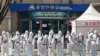 韩国军人身穿防护服在大邱市街头消毒(法新社图片) 