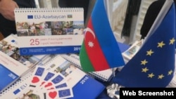 Avropa İttifaqı və Azərbaycan bayraqları (Arxiv foto, mənbə VOA)
