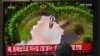 Seorang pria memperhatikan layar televisi di stasiun kereta di Seoul, Korea Selatan, yang menyiarkan berita tentang tes rudal Korea Utara, Rabu, 19 Juli 2023. (Foto: Jung Yeon-je/ AFP)