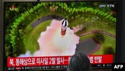 Seorang pria memperhatikan layar televisi di stasiun kereta di Seoul, Korea Selatan, yang menyiarkan berita tentang tes rudal Korea Utara, Rabu, 19 Juli 2023. (Foto: Jung Yeon-je/ AFP)
