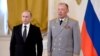 Presiden Rusia Vladimir Putin (kiri) berpose bersama dengan Kolonel Jenderal Alexander Dvornikov setelah memberikan penghargaan pahlawan bagi sang jenderal dalam sebuah acara di Moskow, pada 17 Maret 2016. (Foto: Sputnik/Kremlin via Reuters/Alexey Nikolsky)