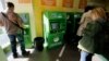 Sejumlah nasabah sedang menggunakan anjungan tunai mandiri (ATM) di dalam kantor Sberbank – bank terbesar di Rusia -- di St. Petersburg, 16 September 2014. AS mempertimbangkan untuk mendepak Rusia dari sistem pembayaran antar bank atau SWIFT sebagai sanksi atas invasi ke Ukraina
