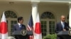 美国总统奥巴马在白宫欢迎来访的日本首相安倍晋三 (美国之音张蓉湘拍摄)