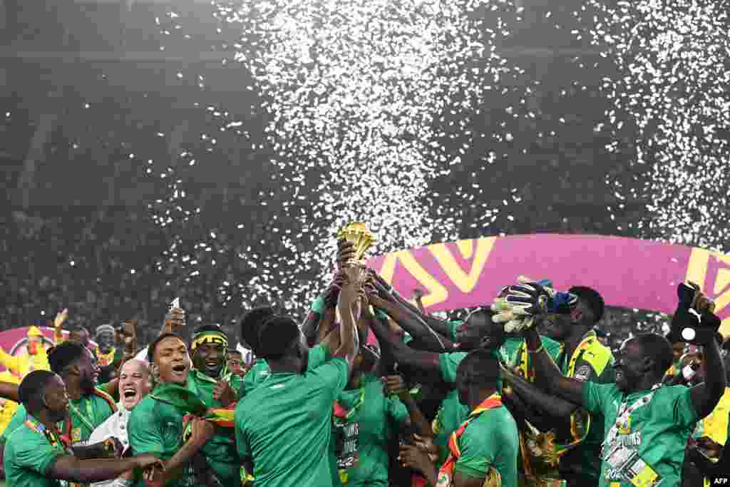 Basani ya Sénégal baxali kosepela na nkeni nsima na kolonga Efypte na ba tirs au but na match ya finale ya Coupe d'Afrique des nationas CAN 2021 lna stade Olimbe na Yaoundé, Cameroun, 6 février 2022/