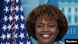 Karine Jean-Pierre diperkenalkan sebagai juru bicara Gedung Putih yang baru di Washington, pada 5 Mei 2022. (Foto: Reuters/Kevin Lamarque)