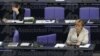 Partisi tarafından yeniden başbakan adayı seçilen Angela Merkel 