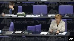 Partisi tarafından yeniden başbakan adayı seçilen Angela Merkel 
