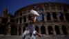 Romanos y turistas hacen frente a la ola de calor africana cuando las temperaturas se acercan a los 40 grados centígrados en Roma, Italia, el 11 de julio de 2023. 
