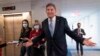 Senator partai Demokrat dari West Virginia, Joe Manchin meninggalkan kantornya di Capitol Hill setelah gagal mencapai kesepakatan dalam pembicaraan telepon dengan Presiden AS Joe Biden (13/12). 