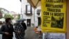 Warga berdiri di depan kios koran yang menampilkan berita utama kecelakaan kereta gantung “Tragedi Mottarone, 14 orang tewas,” di Stresa, utara Italia, 24 Mei 2021. 