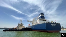 Kapal tunda mendorong Seavigour berbendera Malta setelah mengalami kerusakan mekanis di kanal sepanjang 12 kilometer, Mesir, Minggu, 4 Juni 2023. (Foto: ilustrasi via AP)