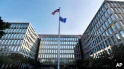 美国政府人事管理局(Office of Personnel Management)大楼。2015年，中国黑客侵入这里电脑系统，盗取了几百万美国联邦政府雇员的身份信息。有关官员和专家担心这些数据可以为日后很多年的间谍招募提供某种路线图。