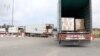 ARCHIVO: Camiones con ayuda humanitaria para la Franja de Gaza esperan en el cruce de Kerem Shalom, en la frontera entre Israel, Gaza y Egipto, el 12 de diciembre de 2023.