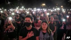 FILE - Para pengunjuk rasa mengangkat ponsel mereka tinggi-tinggi sambil menyanyikan "Glory to Hong Kong" dalam unjuk rasa di Chater Garden di Hong Kong, 26 Oktober 2019.