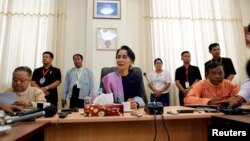 ဒေါ်စု သတင်းမီဒီယာများနှင့် ဒီကနေ့ တွေ့ဆုံစဉ်
