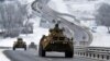 Konvoi kendaraan lapis baja Rusia melintas di sepanjang jalan raya di Krimea, 18 Januari 2022. (Foto: AP)
