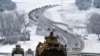 Konvoi dari kendaraan militer Rusia terlihat di sepanjang jalan tol di Crimea, pada 18 Januari 2022. (Foto: AP)