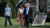Президент Трамп, перша леді Меланія Трамп і їх син Беррон на Південній галявині Білого дому у Вашингтоні. 11 червня 2017 р.