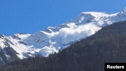 A general view shows an avalanche in the French Alps, in Les Contamines-Montjoie, France, April 9, 2023 in this still image obtained from a social media video. Domaine Skiable des Contamines-Montjoie SECMH / Twitter @domaineskiable via REUTERS