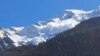 Longsoran salju di Les Contamines-Montjoie, Pegunungan Alpen, Prancis, 9 April 2023 dalam gambar diam yang diperoleh dari video media sosial. (Domaine Skiable des Contamines-Montjoie SECMH / Twitter @domaineskiable via REUTERS)