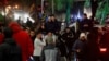 Палестинских заключенных несут на плечах, после того, как они были освобождены в рамках сделки по обмену заложниками между ХАМАСОМ и Израилем, в Рамалле, на оккупированном Израилем Западном берегу, 1 декабря 2023 года.