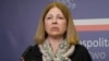 Наталья Пинчук беседует с журналистами в Варшаве, Польша, 21 марта 2023 года.
