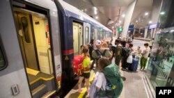 Para penumpang bersiap menaiki kereta malam Nighjet, jurusan Wina - Venesia yang dioperasikan oleh perusahaan kereta api Austria (OeBB) di stasiun kereta Wina, Austria, 25 Juli 2023. (Foto: Alex Halada/AFP)