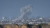 Columnas de humo se observan desde el sur de Israel después de bombardeos israelíes en la Franja de Gaza el 24 de diciembre de 2023. 