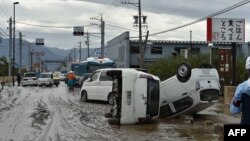 Hujan lebat yang intensitasnya meningkat karena Badai Tropis Mawar turun di kepulauan utama Jepang, sebagai ilustrasi.