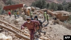 Petugas penyelamat melanjutkan operasi penyelamatan di daerah pegunungan Tizi N'Test, di provinsi Taroudant, salah satu daerah paling parah di Maroko yang dilanda gempa, Senin 11 September 2023.