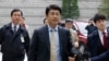 前日本《产经新闻》首尔分社社长加藤达也（中）到达首尔中区地区法院。（2014年11月27日）
