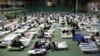 Para pengungsi asal Ukraina yang meninggalkan negaranya akibat invasi Rusia beristirahat di tempat penampungan pengungsi sementara di sebuah stadion atletik di Chisinau, Moldova, pada 4 Maret 2022. (Foto: Reuters/Vladislav Culiomza)