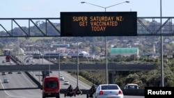 FILE - Sebuah tanda di jalan raya Auckland menyerukan agar warga segera melakukan vaksinasi COVID-19 di Auckland, Selandia Baru, 16 Oktober 2021.