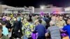 Soldados y socorristas, entre otros, se reúnen alrededor de ambulancias que transportan heridos después de que se produjera un incendio durante una boda en un salón de eventos, en las afueras del hospital general de Hamdaniyah en Al-Hamdaniyah, Irak, el 27 de septiembre de 2023.