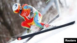 Atlet Ski Alpen asal Eritrea Shannon-Ogbnai Abeda beraksi dalam kompetisi Men's Giant Slalom di Olimpiade Musim Dingin 2018 di Pyeongchang, Korea Selatan, pada 18 Februari 2018. (Foto: Reuters/Dominic Ebenbichler)