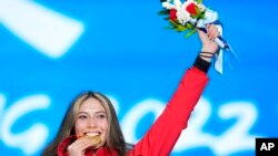 Eileen Gu yang mewakili China meraih medali emas ski gaya bebas putri di Olimpiade Musim Dingin, di Beijing, China, 8 Februari 2022. (Foto: Natacha Pisarenko/AP Photo)
