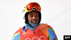 Atlet Ski asal Eritrea Shannon-Ogbnai Abeda bereaksi setelah berkompetisi di kategori Men's Giant Slalom di Olimpiade Musim Dingin 2018 di Pyeongchang, Korea Selatan, pada 18 Februari 2018. (Foto: AFP/Martin Bernetti)
