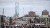 Para pengemudi truk dan para pendukungnya memblokir akses ke Jembatan Ambassador yang menghubungkan Detroit di AS dan Windsor di Kanada dalam demo memprotes aturan wajib vaksinasi COVID-19, di Windsor, Otario, Kanada, 12 Februari 2022. (Foto: Carlos Osorio/Reuters)
