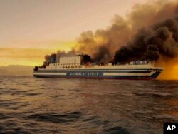 Sebuah feri terbakar di Laut Ionia dekat Pulau Corfu, Yunani, 18 Februari 2022. (Foto: AP)