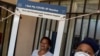 Maggie Sedidi, seorang perawat berusia 59 tahun, berpose untuk sebuah foto tsetelah menerima vaksin COVID-19 di Soweto, Afrika Selatan, pada 5 Maret 2021. (Foto: AP/Themba Hadebe)