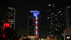 Gedung Paramount Miami Worldcenter, yang terdiri dari 60 lantai, menyalakan L.E.D bertema "Happy Presidents Day", menyambut perayaan Hari Presiden di AS. Foto diambil pada 20 Februari 2022. (Foto: AP Images for Paramount Miami Worldcenter/Eva Marie Uzcategui)