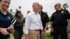 Alejandro Mayorkas, centro, no es la primera vez que viaja a Texas para supervisar la actual situación migratoria que se vive en la frontera.