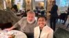 Dua pemenang Nobel Perdamaian, Dmitry Muratov (kiri), pemimpin redaksi harian Rusia Novaya Gazeta, dan CEO Rappler Maria Ressa dari Filipina, berpose bersama dalam acara makan malam di Oslo, Norwegia, pada 8 Desember 2021. (Foto: Novaya Gazeta via AP/Nadezhda Prusenkova)